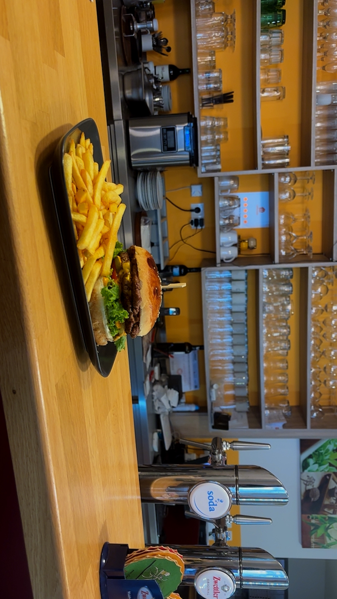 Burger mit Pommes an unserer Theke